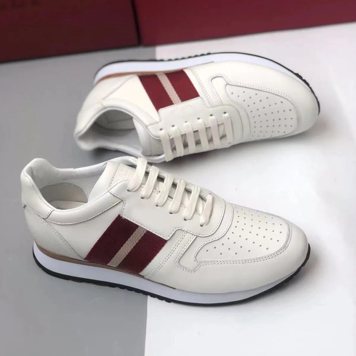 Perforated Breathable Men's Casual Shoes Male Designer Leather Matching Sneakers Platform Walking Thick soled shoes White/Black