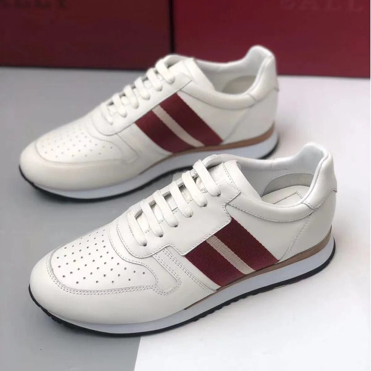 Perforated Breathable Men's Casual Shoes Male Designer Leather Matching Sneakers Platform Walking Thick soled shoes White/Black