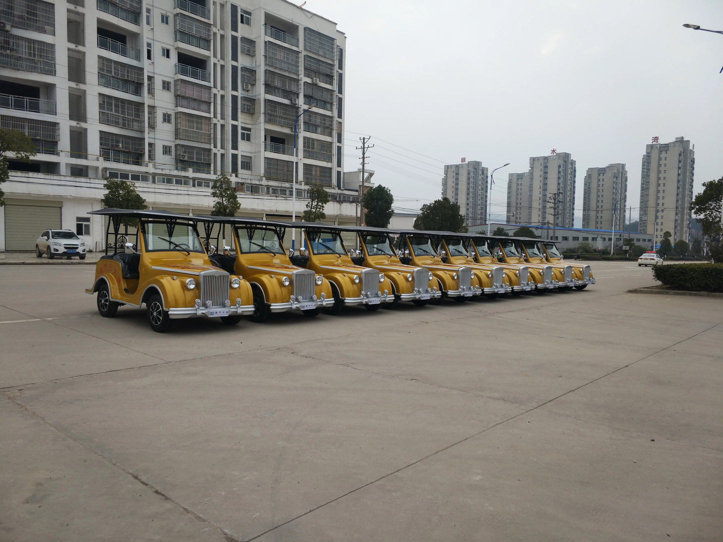 Battery Car Four-wheel Electric Classic Vintage Classic Car NEV Battery Electric Vehicles .