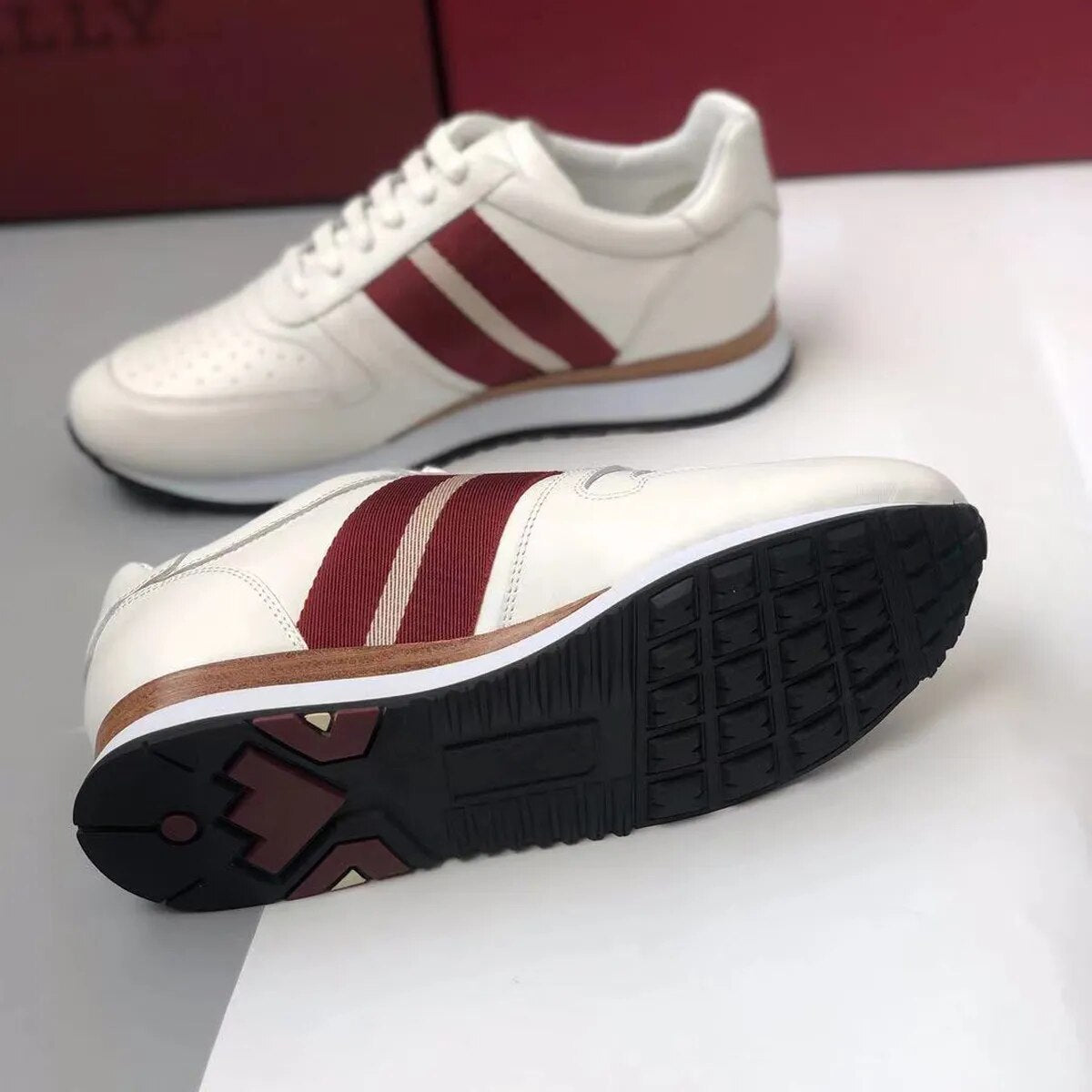 Perforated Breathable Men's Casual Shoes Male Designer Leather Matching Sneakers Platform Walking Thick soled shoes White/Black