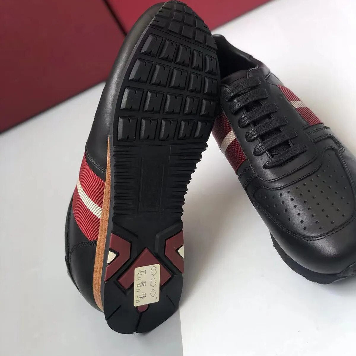 Perforated Breathable Men's Casual Shoes Male Designer Leather Matching Sneakers Platform Walking Thick soled shoes White/Black
