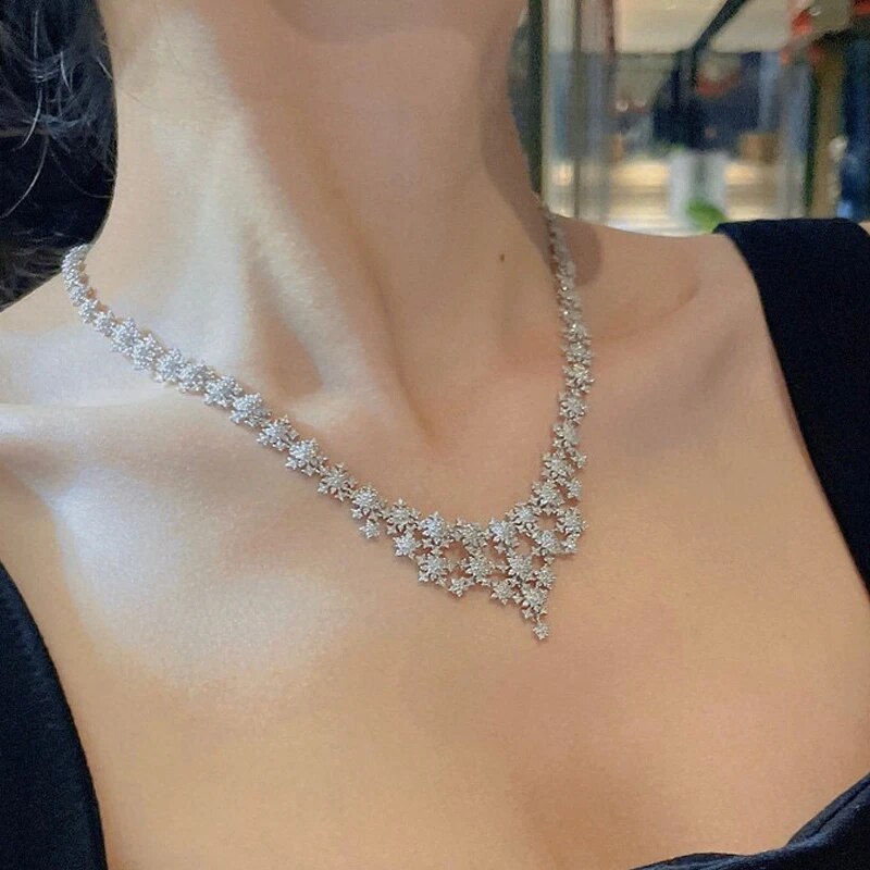 Aazuo 18K Pure White Gold Real Diamond 8.0ct H Luxury Full Diamonds Snowflake Necklace Gifted For Women High Class Banquet Party